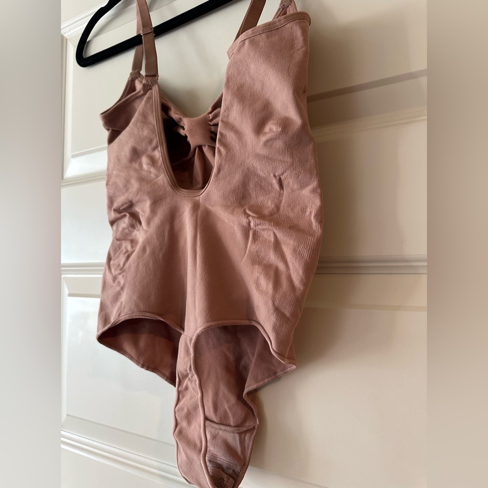 SKIMS Seamless Sculpted Thong Bodysuit w/ low back in Dark Nude - Picture 7 of 7